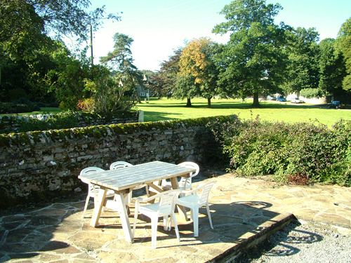 Bide-A-Wee cottage, with its own enclosed patio area, sits on the edge of Romaldkirk's pretty village green.